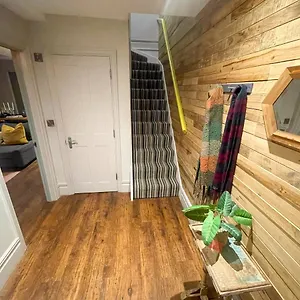 Stunning Seaside 2-bedroom Townhouse With Patio, Sleeps 6 Brighton