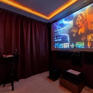 https://2bed-garden-house-w-hot-tub-sauna-cinema-room.cambridgehotelsuk.com